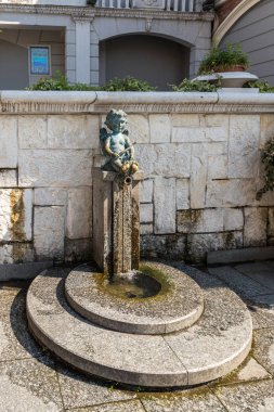 Gürcistan 'ın başkenti olan Batumi şehrindeki Batumi Piazza meydanında bir kaidede oturan aşk tanrısı şeklinde bir çeşme.