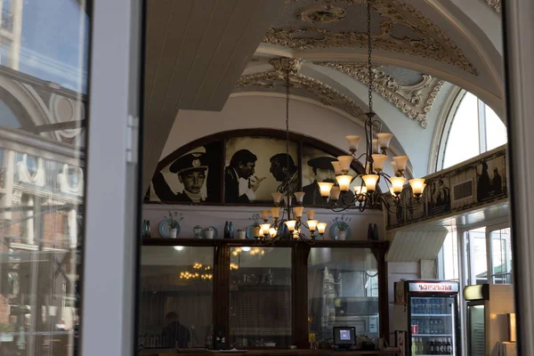 Интерьер кафе с фотографиями из советского фильма "Мимино" на стенах на площади Батуми в старой части города Батуми в Грузии — стоковое фото