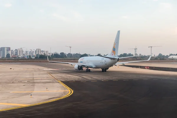 Avión de la aerolínea Sundor - Boeing 737-800 - se levanta temprano en la mañana al amanecer en la pista y espera permiso para salir en el Aeropuerto Internacional Ben Gurion, cerca de Tel Aviv en Israel — Foto de Stock