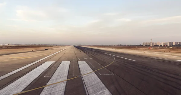 Piste tôt le matin au lever du soleil à l'aéroport international Ben Gourion, près de Tel Aviv en Israël — Photo