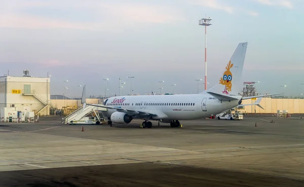 El avión de Sundor Airlines se levanta al amanecer cerca de la terminal mientras espera la carga en el Aeropuerto Internacional Ben Gurion, cerca de Tel Aviv en Israel — Foto de Stock