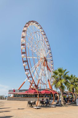 Dönme dolap, Gürcistan 'ın başkenti olan Batumi şehrinin güvertesinde duruyor.