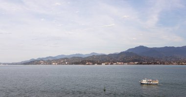 Dönme dolaptan Kafkasya Dağları 'na ve Gürcistan' ın Batumi kentindeki Karadeniz Koyu 'na akşam manzarası