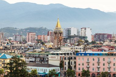Dönme dolaptan Georgia 'daki Batumi şehir merkezine akşam manzarası