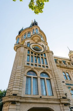 Astronomik saati olan kule, Gürcistan 'ın başkenti olan Batumi şehrindeki Memed Abashidze caddesinde yer almaktadır.