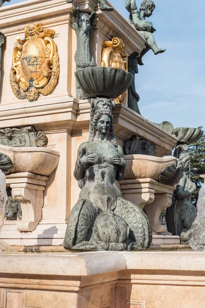 Frammento della Fontana del Nettuno nella Piazza del Teatro di fronte al Teatro Statale Batumi chiamato I. Chavchavadze nella città di Batumi in Georgia — Foto Stock