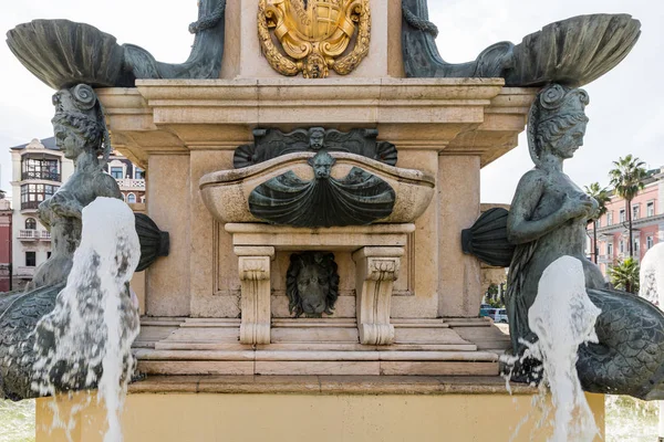 Frammento della Fontana del Nettuno nella Piazza del Teatro di fronte al Teatro Statale Batumi chiamato I. Chavchavadze nella città di Batumi in Georgia — Foto Stock