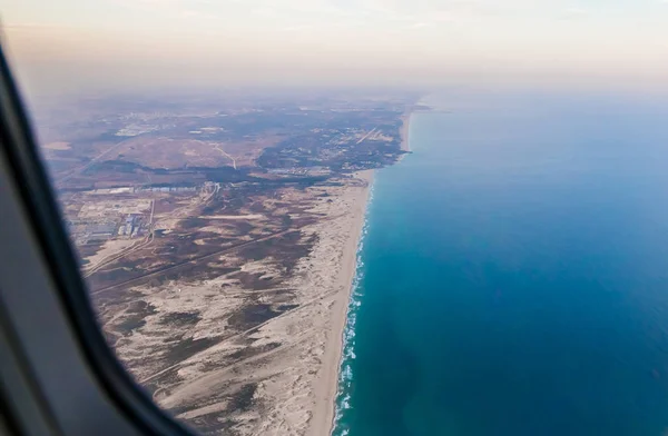 이스라엘의 텔아비브에 있는 비행기, 텔아비브 창문에서 아침 일찍 떠오르는 텔아비브 시의 모습 — 스톡 사진