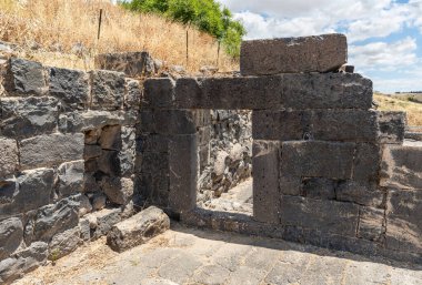 Bizans döneminde yapılmış Dir Aziz Sinagogu kalıntıları, M.S. 6. yüzyılın başında. İsrail 'in Golan Tepeleri' nde yer alır..