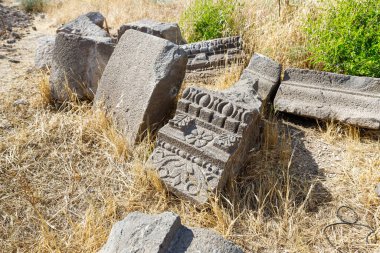 MÖ 3. yüzyılın Yunan - Roma şehrinin kalıntılarında kalan sütunlar - MS 8. yüzyılda Hippus - Galile Denizi yakınlarındaki Golan Tepelerinde Susita - Kineret, İsrail