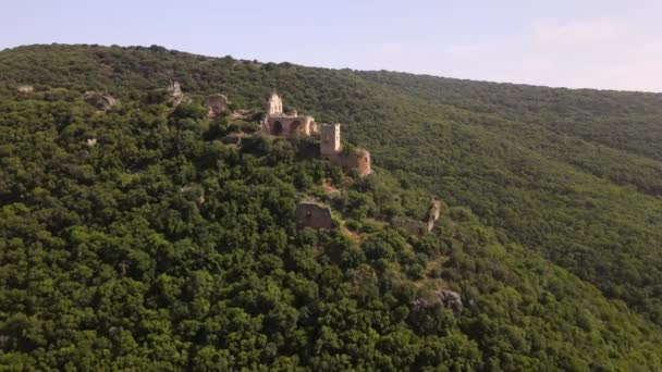 Les ruines du château de Montfort sont situées sur une haute colline dans la Haute Galilée dans le nord d'Israël, l'ancienne résidence des grands maîtres de l'Ordre Teutonique au 13ème siècle — Video