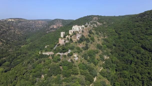 Les ruines du château de Montfort sont situées sur une haute colline dans la Haute Galilée dans le nord d'Israël, l'ancienne résidence des grands maîtres de l'Ordre Teutonique au 13ème siècle — Video