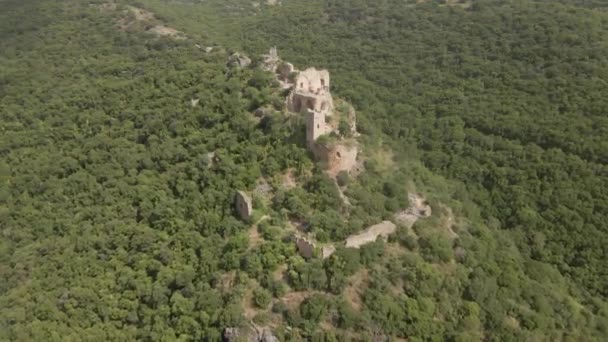 Les ruines du château de Montfort sont situées sur une haute colline dans la Haute Galilée dans le nord d'Israël, l'ancienne résidence des grands maîtres de l'Ordre Teutonique au 13ème siècle — Video