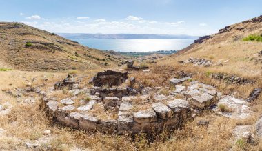 MÖ 3. yüzyılın Yunan - Roma şehrinin kalıntılarında kalan sütunlar - MS 8. yüzyılda Hippus - Galile Denizi yakınlarındaki Golan Tepelerinde Susita - Kineret, İsrail