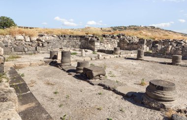 Tapınağın ana salonunun kalıntıları MÖ 3. yüzyılın Roma şehrinin kalıntıları içinde - MS 8. yüzyıl Hippus - Golan Tepeleri 'ndeki Galilee - Kineret, İsrail