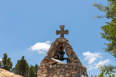 Hararit, İsrail, 30 Mayıs 2020: İsrail 'in kuzeyindeki Hararit köyü yakınlarındaki Lavra Netofa manastırının çan kulesinde çanlar çalıyor