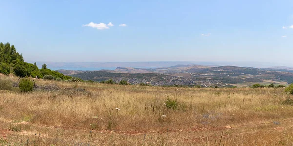 Lavra Netofa修道院がある丘からの眺めKinneret湖周辺の草原 — ストック写真