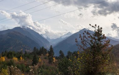 Gürcistan 'ın dağlık kesiminde, kardaki panoramik dağlar ve zirveler görülebilir. Gün batımında Svaneti