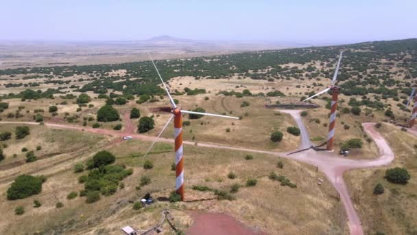 Farma wiatrowa Golan Heights jest izraelską farmą wiatrową z turbinami wiatrowymi, które wytwarzają czystą energię, położoną na wysokości 1050 m n.p.m. na górze Bnei Rasan, 5 km na południe od Quneitra w Golan Heights.. — Wideo stockowe