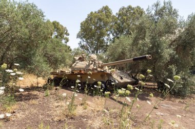 Parçalanmış bir Sovyet üretim tankı, İsrail 'in Golan Tepeleri' nde Suriye sınırı yakınlarındaki Kıyamet Günü 'nden (Yom Kippur Savaşı) sonra geldi.