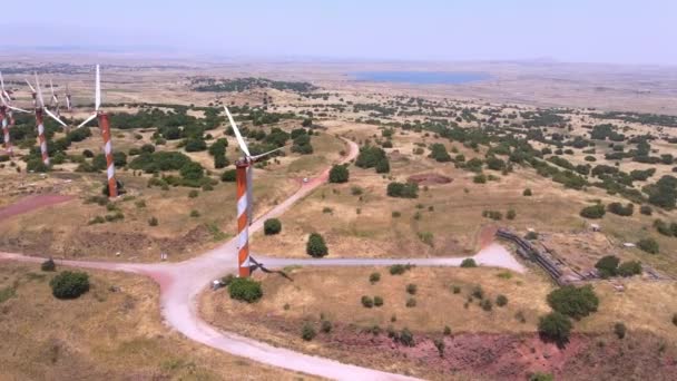 The Golan Heights Wind Farm is an Israeli wind farm with wind turbines which generate clean energy is located 1050 m above sea level on Mount Bnei Rasan 5 km south of Quneitra in the Golan Heights. — Stock Video