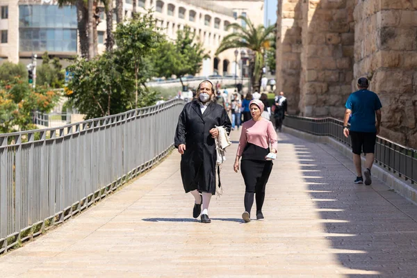 Jerusalén Israel Junio 2020 Judíos Religiosos Caminan Largo Calle Área — Foto de Stock