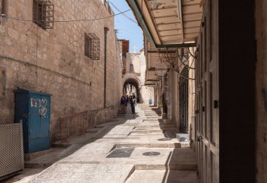 Kudüs, İsrail, 13 Haziran 2020: Eski Kudüs, İsrail 'deki boş turist Ha Notsrim Caddesi