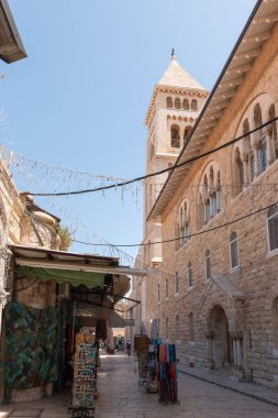 Kudüs, İsrail, 13 Haziran 2020: Muristan Caddesi ve İsrail 'in eski Kudüs kentinde bulunan Lüteryen Kurtuluş Kilisesi' nin hediyelik eşya ve çan kulesi dükkanları