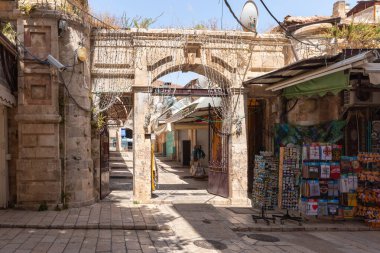 Kudüs, İsrail, 13 Haziran 2020: Eski Kudüs kentindeki Muristan Caddesi 'nden Arap pazarına kemerli giriş