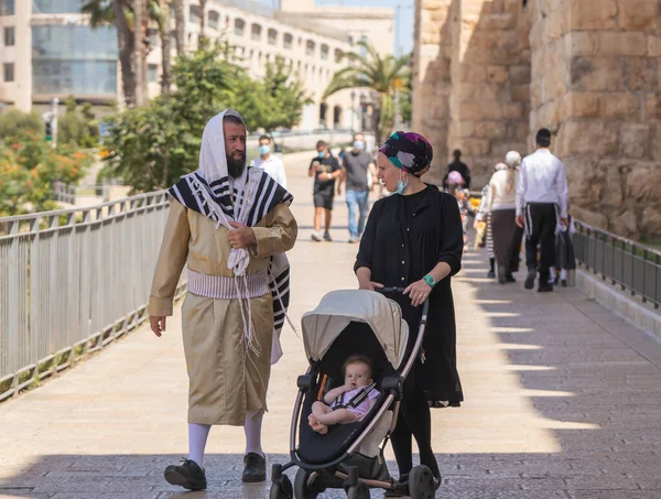 イスラエル エルサレム2020年6月13日 宗教ユダヤ人がイスラエル エルサレム旧市街のヤッファ門周辺の通りを家族で歩く — ストック写真