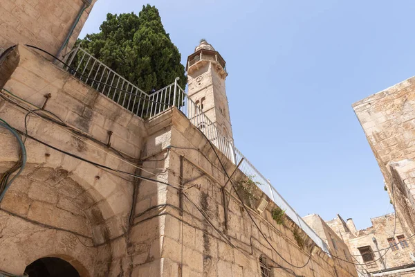 イスラエル エルサレム2020年6月13日イスラエル エルサレム旧市街の聖墳墓教会入口向かいに位置するオマル モスクのミナレット — ストック写真