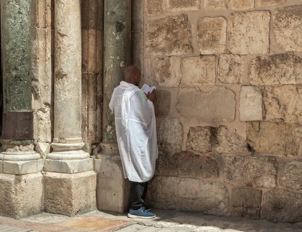 Иерусалим Израиль Июня 2020 Верующий Эфиоп Читает Святую Книгу Молится — стоковое фото