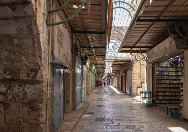2020年6月13日イスラエル エルサレム旧市街地に店を構えるアラブ市場を通過するキリスト教徒街 — ストック写真