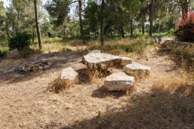 Kudüs, İsrail, 13 Haziran 2020: Har Adar ve Abu Ghosh köylerinin yakınlarındaki Totem parkında masa ve tabure gibi büyük taşlar