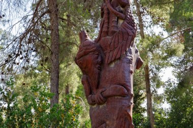 Kudüs, İsrail, 13 Haziran 2020: Har Adar ve Abu Ghosh köylerinin yakınlarındaki Totem parkında çeşitli şekillerde oyulmuş ayakta duran tahta bir sütun.