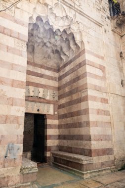 Kudüs, İsrail, 13 Haziran 2020: Eski Kudüs kentindeki Kral Faisal Caddesi 'ndeki Salamia Madrasah' a Giriş. 120lerde inşa edilmiş. Abul Fida as-Salami, Musul 'dan Kahire' ye taşınıp Mamluk köleleri satan zengin bir tüccar..