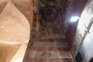 Kudüs, İsrail, 13 Haziran 2020: İsrail 'in Kudüs kentindeki Hanaka el-Dawadaria girişinin üzerindeki dekoratif taş süslemeler