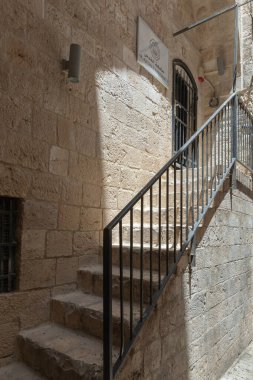 Kudüs, İsrail, 13 Haziran 2020: Tırabzanlı basamaklar İsrail 'in eski Kudüs kentindeki Arap Mahallesi' ndeki El Kaide Üniversitesi 'nin kapılarına açılıyor