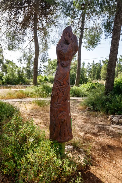 Jerusalem Israel June 2020 Standing Wooden Pillar Various Figures Carved — Stock Photo, Image
