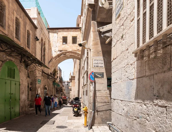 エルサレム イスラエル 2020年6月13日 観光客はイスラエルのエルサレムの旧市街にあるアラブ地区のライオンゲートストリートを歩いて探索します — ストック写真