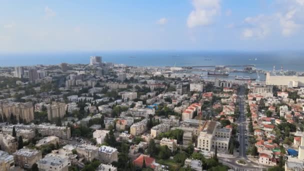 Haifa, Israel, 19 de junio de 2020: Vista aérea del centro y puerto de la ciudad de Haifa en Israel — Vídeo de stock