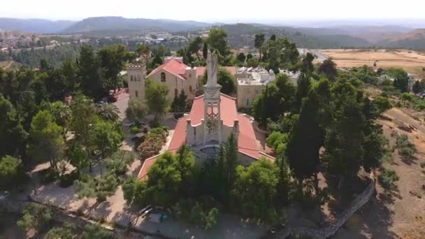 Abu Ghosh, Israel, 13 de junio de 2020: Estatua de la Madre de Dios con un bebé en sus brazos en el techo de la Iglesia Nuestra Señora del Arca de la Alianza en la aldea chechena Abu Ghosh cerca de Jerusalén en — Vídeos de Stock