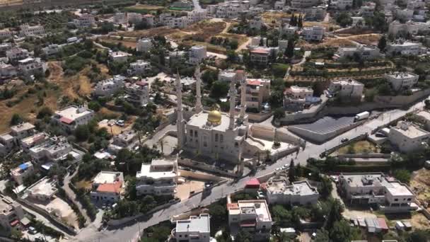 Abu Ghosh, Izrael, 13 czerwca 2020 r.: Meczet zbudowany przez Ramzana Kadyrowa na cześć jego ojca Akhmata Kadyrowa we wsi Abu Ghosh, w której mieszkają potomkowie Czeczeńców w Izraelu — Wideo stockowe