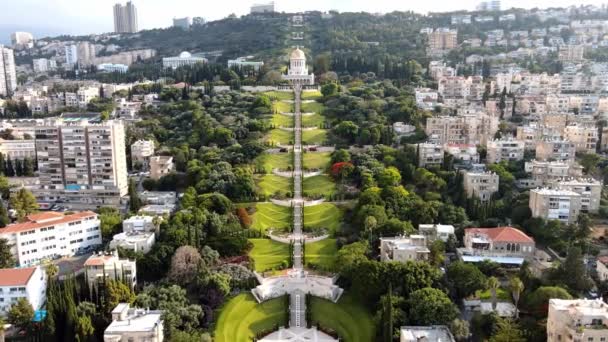 Haifa, Izrael, 19 czerwca 2020: Widok z lotu ptaka na Ogród Bahai i Świątynię Bahai w Hajfie, Izrael — Wideo stockowe