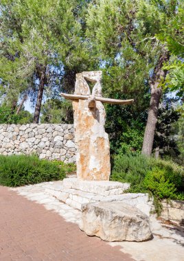 Kudüs, İsrail, 13 Haziran 2020: Har Adar ve Ebu Ghosh köylerinin yakınlarındaki Totem parkında üzerinde kuş resmi olan büyük bir taş sütun uçuyor.