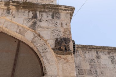 Kudüs, İsrail, 13 Haziran 2020: Eski Kudüs kentindeki Via Dolorosa Caddesi 'ndeki Üçüncü Haç İstasyonları