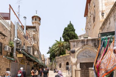 Kudüs, İsrail, 13 Haziran 2020: Üçüncü ve Dördüncü Cadde yakınlarındaki Kudüs, İsrail 'deki Arap Mahallesi' nde bulunan Çarmıhın Dördüncü İstasyonları Via Dolorosa
