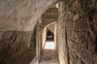 Kudüs, İsrail, 13 Haziran 2020: Evlerin altından geçen tünel - Shaar Barzel - Demir Kapı - Bab al-Hadid Caddesi eski Kudüs, İsrail 'deki Arap Mahallesi