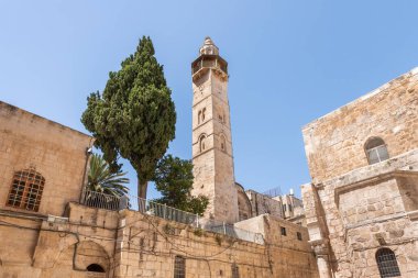 Kudüs, İsrail, 13 Haziran 2020: İsrail 'in Kudüs kentindeki Kutsal Mezar Kilisesi' nin karşısındaki Ömer Camii 'nin minaresi