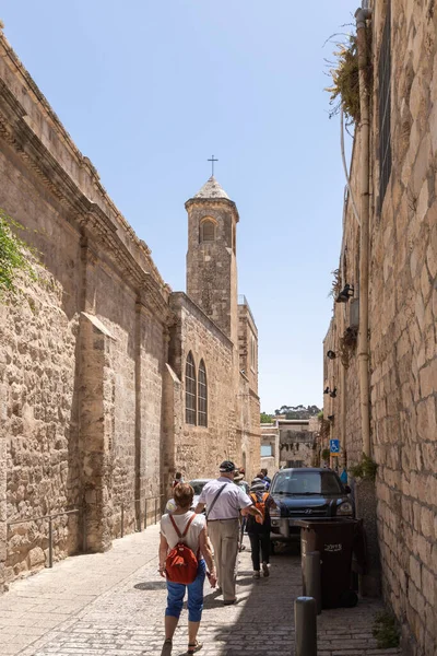 エルサレム イスラエル 2020年6月13日 観光客はイスラエルのエルサレムの旧市街のアラブ地区でライオンゲートストリートとフラグメントの修道院を歩いて探索します — ストック写真